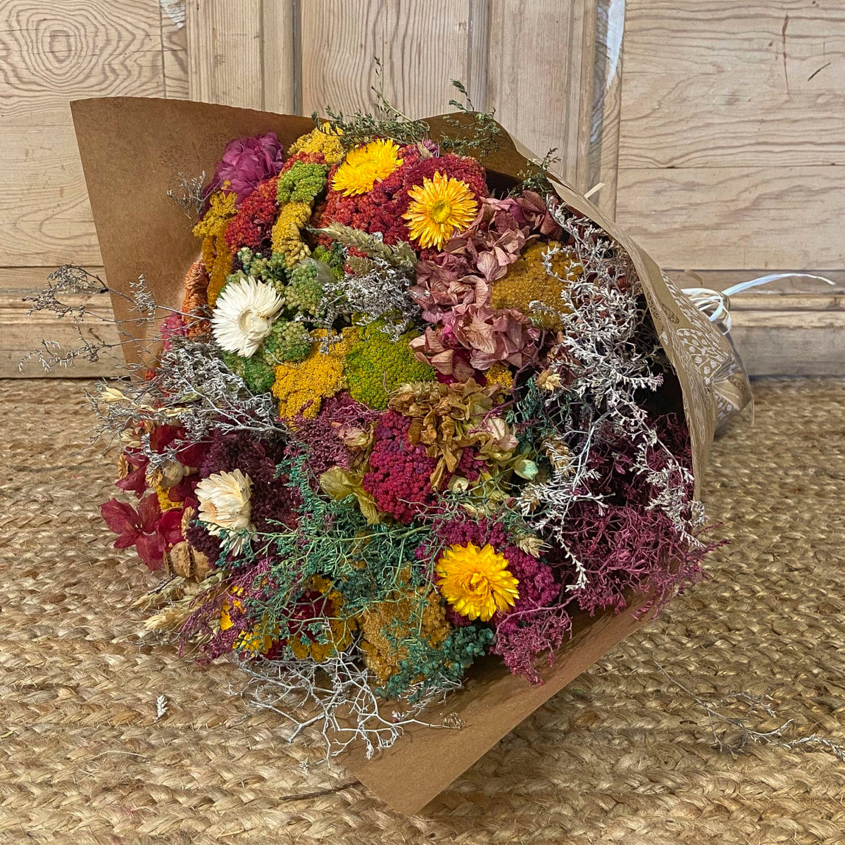 Ramo de novia de flores preservadas como Alchemillas, Caléndulas, Limoniums, Siemprevivas